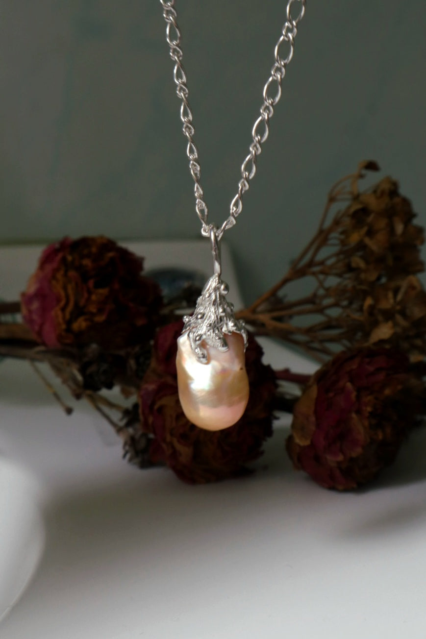 Baroque Pearl Grande Charm III